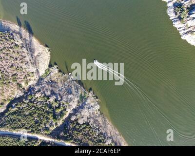 Vue aérienne en haut du bateau à grande vitesse sur le lac Hodges, activité aquatique à Rancho Bernardo East San Diego County, Californie, États-Unis Banque D'Images