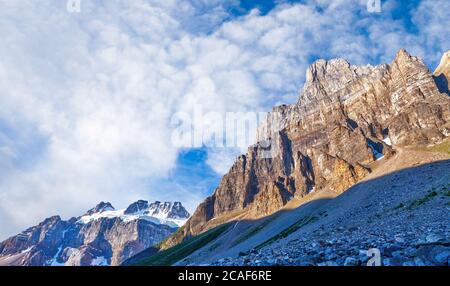 Le soleil du matin illuminent le majestueux mont Babel le long du sentier de randonnée des lacs de consolation dans les Rocheuses canadiennes du parc national Banff, près du lac Moraine, W Banque D'Images