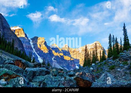 Les pentes des cries sous la tour de Babel le long du sentier des lacs de consolation près du lac Moraine dans le parc national Banff, avec le champ de rochers et la vallée des dix Banque D'Images