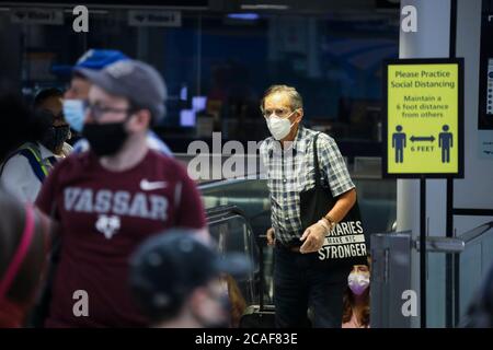 (200806) -- NEW YORK, le 6 août 2020 (Xinhua) -- des passagers sont vus à Penn Station à New York, aux États-Unis, le 6 août 2020. Bill de Blasio, maire de la ville de New York, a annoncé mercredi que les points de contrôle d'enregistrement des voyageurs de la COVID-19 aux points d'entrée clés de la ville de New York garantiront la conformité aux exigences de quarantaine de l'État de New York et la poursuite du confinement de la COVID-19. Les voyageurs qui ont visité 35 États ou territoires désignés ayant un taux de transmission élevé de COVID-19 doivent remplir le formulaire du ministère de la Santé de l'État de New York et mettre en quarantaine pendant une période de 14 jours upo Banque D'Images