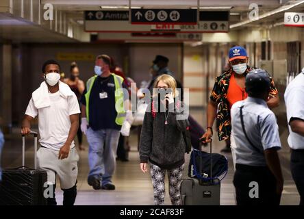 (200806) -- NEW YORK, le 6 août 2020 (Xinhua) -- des passagers sont vus à Penn Station à New York, aux États-Unis, le 6 août 2020. Bill de Blasio, maire de la ville de New York, a annoncé mercredi que les points de contrôle d'enregistrement des voyageurs de la COVID-19 aux points d'entrée clés de la ville de New York garantiront la conformité aux exigences de quarantaine de l'État de New York et la poursuite du confinement de la COVID-19. Les voyageurs qui ont visité 35 États ou territoires désignés ayant un taux de transmission élevé de COVID-19 doivent remplir le formulaire du ministère de la Santé de l'État de New York et mettre en quarantaine pendant une période de 14 jours upo Banque D'Images