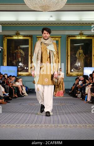 Un mannequin se promène au salon de la mode Rana Noman lors du Lifestyle London 2019, qui présente le design pakistanais. Banque D'Images