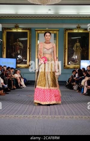 Un mannequin se promène au salon de la mode Rana Noman lors du Lifestyle London 2019, qui présente le design pakistanais. Banque D'Images