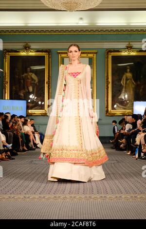 Un mannequin se promène au salon de la mode Rana Noman lors du Lifestyle London 2019, qui présente le design pakistanais. Banque D'Images