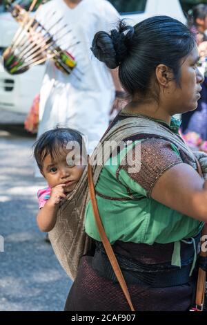 Une mère maya porte son bébé sur le dos aux ruines de la ville maya de Palenque, parc national de Palenque, Chiapas, Mexique. Un Heri mondial de l'UNESCO Banque D'Images