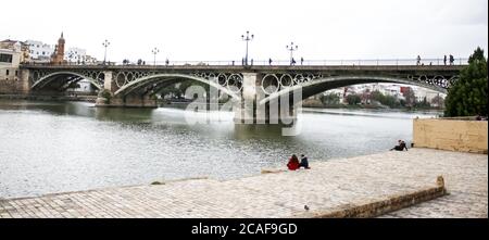 Pont Triana sur le fleuve Guadalquivir à Séville, Espagne Banque D'Images