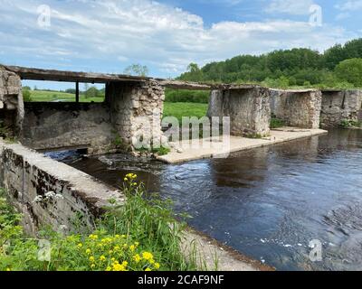 Une centrale hydroélectrique abandonnée en Russie un jour d'été Banque D'Images