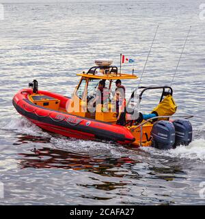 Navire canadien de recherche et de sauvetage patrouilant à Burrard Inlet, à Vancouver, en Colombie-Britannique Banque D'Images