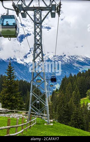 Le cabel de la voiture à Grindelwald d'abord, la crête au-dessus de la ville Banque D'Images