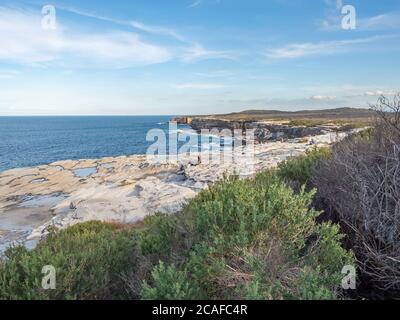 Sydney Nouvelle-Galles du Sud Australie - 1er juillet 2020 - vue de Botany Bay Blue Water de Henry Head avec des plantes indigènes qui poussent sur la colline pendant un hiver ensoleillé Banque D'Images