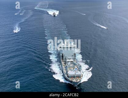 200726-N-N0729-0001 OCÉAN ATLANTIQUE (le 26 juillet 2020) le navire canadien NRU Astérix vole devant l'USS Sioux City (LCS 11) pendant un passage en détroit simulé. Sioux City et Astérix mènent une formation intégrée dans l'océan Atlantique. (É.-U. Photo de la marine avec l'aimable autorisation de l'USS Sioux City (LCS 11)) Banque D'Images