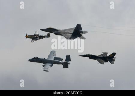 Un avion vole en formation au cours d'un examen aérien de la cérémonie de transition du chef d'état-major de la Force aérienne à la base interarmées Andrews, Maryland, le 6 août 2020. Le général Charles Q. Brown Jr. A remplacé le général David L. Goldfein en tant que 22e chef de cabinet. Dans le sens des aiguilles d'une montre à partir du haut : un F-22 Raptor, un F-16 Falcon, UN A-10 Thunderbolt II et un P-51 Mustang. (É.-U. Photo de la Force aérienne par Eric Dietrich) Banque D'Images