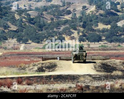 Les soldats de la Garde nationale de Californie, avec le 1-185e infanterie de Palmdale, qui ont effectué une certification annuelle sur les qualifications de Stryker Gunnery à fort Hunter Liggett, le 5 août 2020. Environ 34 strykers passent par la plage de tir. Les soldats doivent réussir à engager sept cibles sur dix. Le Stryker fournit un soutien par le feu et sert de transport de troupes (8 soldats max) pour les rapprocher de la bataille. Le véhicule peut être équipé d'un lance-grenade M19 ou d'une mitrailleuse 50-Caliber. Banque D'Images