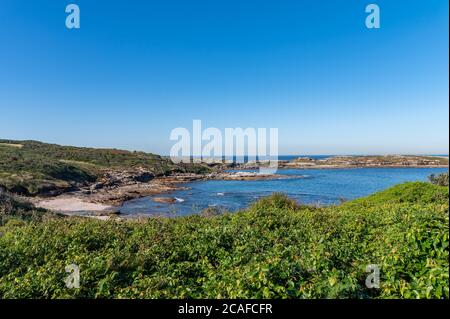 Sydney Nouvelle-Galles du Sud Australie - 1er juillet 2020 - vue sur les péninsules de grès de Botany Bay depuis Hillside avec l'Australian Bush pendant un après-midi d'hiver ensoleillé Banque D'Images