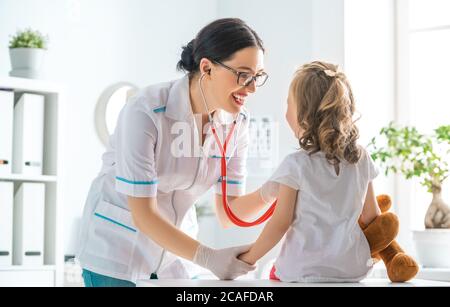 Médecin examinant un enfant à l'hôpital. Banque D'Images