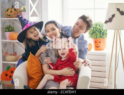 Mère, père et leurs enfants s'amusent à la maison. Bonne famille célébrant Halloween. Enfants portant des costumes de carnaval. Banque D'Images