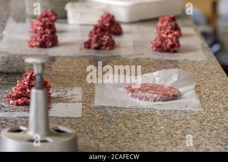 Viande hachée fraîche et crue pour patty Banque D'Images