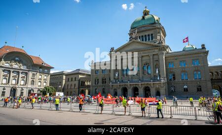 Berne Suisse , 27 juin 2020 : rassemblement des opposants contre des mesures visant à empêcher la propagation de Covid-19 sur la place fédérale devant le parliame fédéral Banque D'Images