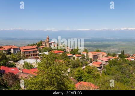 Vue sur la ville de Sighnaghi et les montagnes caucasiennes dans la région de Kakheti, Géorgie Banque D'Images