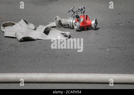 Adaptateur de tuyau d'incendie et de tuyau d'eau sur béton lors d'un incendie. Banque D'Images