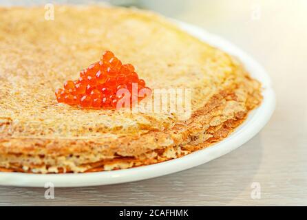 Hors-d'œuvre russe traditionnelle de crêpes et caviar rouge, plat cher sur le Shrovetide, avant prêté. Banque D'Images