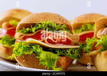 Délicieux sandwichs préparés avec du jambon, du fromage, de la laitue et de la tomate. Gros plan. Banque D'Images