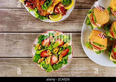 Table de fête avec plats variés pour les vacances américaines. Memorial, Président, ancien combattant ou jour de l'indépendance. Banque D'Images