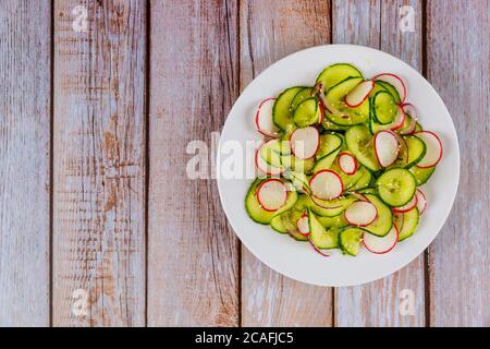 Salade de légumes frais de concombre et de radis. Banque D'Images