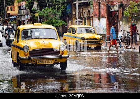 Kolkata, Inde. 06e août 2020. Une voiture traverse une rue inondée après les pluies.plusieurs zones sont inondées en raison de la pluie nocturne à Kolkata qui affecte la vie quotidienne des gens très mal, surtout pour se rendre dans la ville. Crédit : SOPA Images Limited/Alamy Live News Banque D'Images