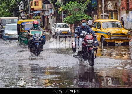 Kolkata, Inde. 06e août 2020. Un homme qui traverse une rue inondée après les pluies.plusieurs zones sont englonnées en raison de la pluie nocturne à Kolkata qui affecte la vie quotidienne des gens très mal, en particulier pour se déplacer dans la ville. Crédit : SOPA Images Limited/Alamy Live News Banque D'Images