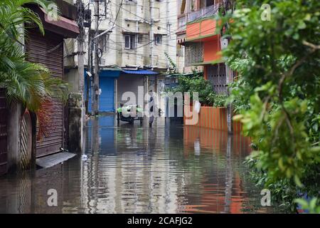 Kolkata, Inde. 06e août 2020. Un marchand de légumes se trouve dans une rue inondée après les pluies.plusieurs zones sont englonnées en raison de la pluie nocturne à Kolkata qui affecte la vie quotidienne des gens très mal, en particulier pour se déplacer dans la ville. Crédit : SOPA Images Limited/Alamy Live News Banque D'Images