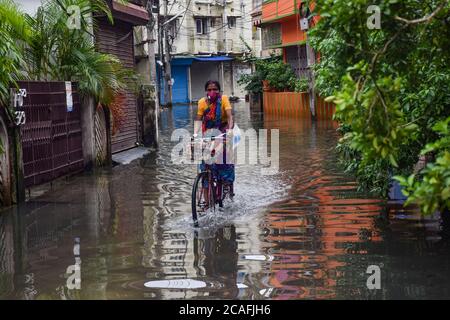 Kolkata, Inde. 06e août 2020. Une femme qui traverse une rue inondée après les pluies.plusieurs zones sont inondées en raison de la pluie nocturne de Kolkata qui affecte la vie quotidienne des gens très mal, en particulier pour se déplacer dans la ville. Crédit : SOPA Images Limited/Alamy Live News Banque D'Images