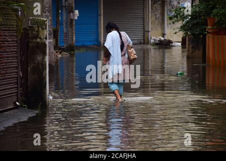 Kolkata, Inde. 06e août 2020. Une femme marche dans une rue inondée après les pluies.plusieurs zones sont inondées en raison de la pluie nocturne à Kolkata qui affecte la vie quotidienne des gens très mal, en particulier pour se rendre dans la ville. Crédit : SOPA Images Limited/Alamy Live News Banque D'Images