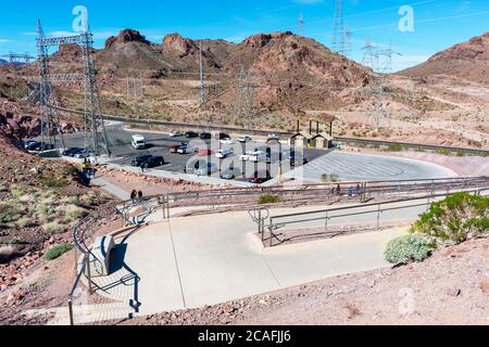 Vue en hauteur du parking extérieur à moitié vide de Mike O'Callaghan - Pat Tillman Memorial Bridge depuis le sommet chambre accessible aux personnes à mobilité réduite Banque D'Images