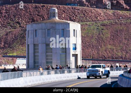 Touristes, visiteurs et trafic automobile au sommet du barrage Hoover. Tour de prise d'eau côté Arizona avec horloge indiquant l'heure de l'Arizona - Boulder City, Banque D'Images