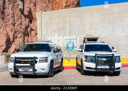 Deux vus de Chevrolet de modèle à base blanche portant des plaques du gouvernement des États-Unis immatriculées au ministère de l'intérieur garées au barrage Hoover - Banque D'Images