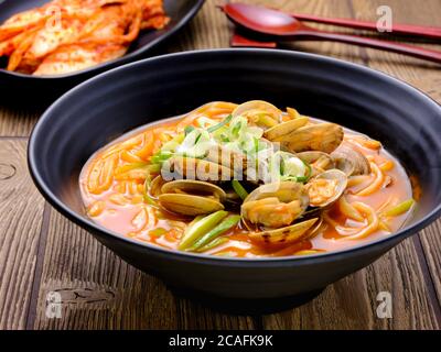 Jjamppong (nouilles de fruits de mer épicées coréennes) Banque D'Images