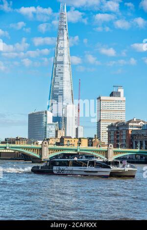 Londres, Royaume-Uni. 06e août 2020. Un Uber Boat vu en face du Shard.le premier Uber Boat de marque par Thames Clippers navigue sur la Tamise cette semaine, marquant le début d'un partenariat entre Uber et Thames Clippers. Crédit : SOPA Images Limited/Alamy Live News Banque D'Images