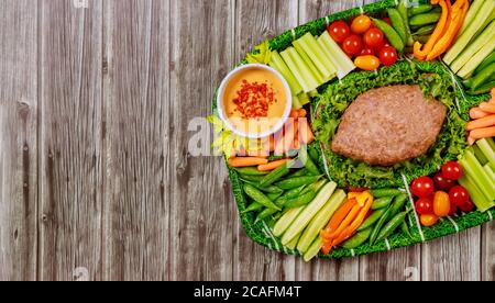 Pain de viande sain avec plateau de légumes colorés et mayonnaise chaude. Banque D'Images