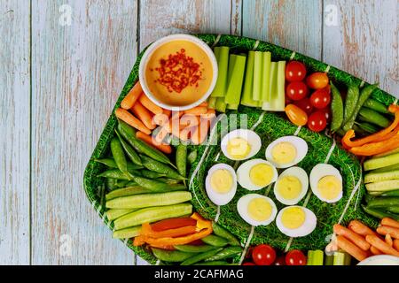Assiette de légumes saine avec trempette de mayonnaise chaude en gros plan. Banque D'Images
