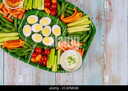 Assiette de légumes saine avec trempette de mayonnaise chaude en gros plan. Banque D'Images