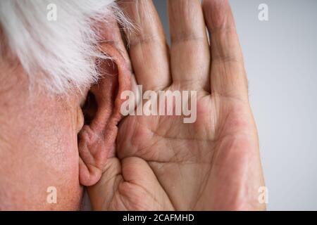 Problème d'oreille d'audiologie. Le vieil homme essaie d'entendre Banque D'Images