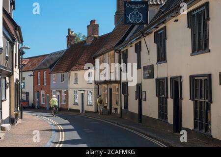 Wymondham Norfolk, vue en été des maisons et des bâtiments de l'époque médiévale dans la rue Bridewell, dans le centre de Wymondham, Norfolk, Angleterre, Royaume-Uni Banque D'Images