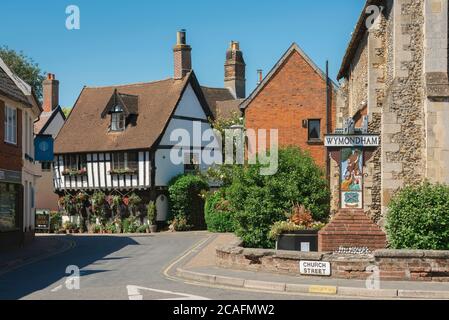 Norfolk été Royaume-Uni, vue en été de la Green Dragon Tavern à colombages et le signe de la ville de Wymondham à Norfolk, Angleterre, Royaume-Uni Banque D'Images