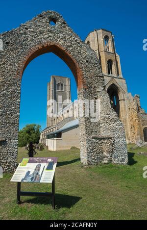 Abbaye de Wymondham, vue en été de l'abbaye de Wymondham (fondée en 1107) dans la ville de marché de Wymondham, Norfolk, East Anglia, Royaume-Uni Banque D'Images