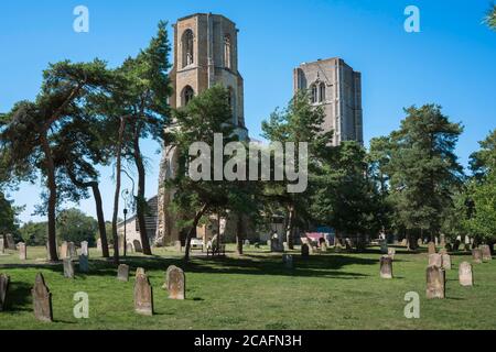 Abbaye de Wymondham, vue en été de l'abbaye de Wymondham (fondée en 1107) dans la ville de marché de Wymondham, Norfolk, East Anglia, Royaume-Uni Banque D'Images
