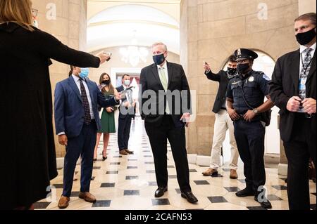 Washington, États-Unis. 06e août 2020. Le chef de cabinet de la Maison Blanche, Mark Meadows, s'adresse à la presse lorsqu'il arrive pour la réunion entre les dirigeants démocrates du Congrès et la Maison Blanche pour discuter du prochain projet de loi sur l'allégement du coronavirus. Crédit : SOPA Images Limited/Alamy Live News Banque D'Images