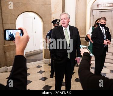 Washington, États-Unis. 06e août 2020. Le chef de cabinet de la Maison Blanche, Mark Meadows, s'adresse à la presse lorsqu'il arrive pour la réunion entre les dirigeants démocrates du Congrès et la Maison Blanche pour discuter du prochain projet de loi sur l'allégement du coronavirus. Crédit : SOPA Images Limited/Alamy Live News Banque D'Images