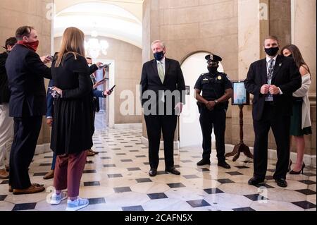 Washington, États-Unis. 06e août 2020. Le chef de cabinet de la Maison Blanche, Mark Meadows, s'adresse à la presse lorsqu'il arrive pour la réunion entre les dirigeants démocrates du Congrès et la Maison Blanche pour discuter du prochain projet de loi sur l'allégement du coronavirus. Crédit : SOPA Images Limited/Alamy Live News Banque D'Images