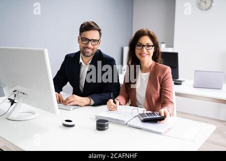 Comptable en affaires personnes effectuant la vérification et la comptabilité fiscales à l'aide de la calculatrice Banque D'Images
